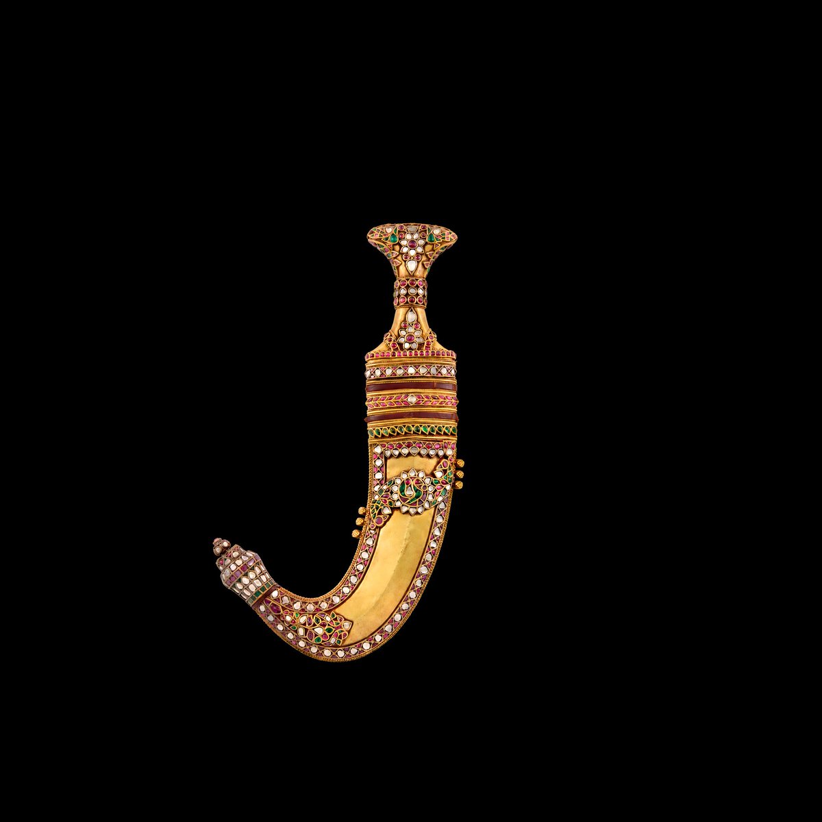 indojournals's tweet photo. Gem-set gold-mounted jambiyya dagger and scabbard, Hyderabad or Kutch, India, third quarter 19th century. https://t.co/Mtnq66BaUd