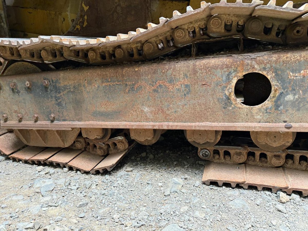 viqan's tweet photo. Customers steel tracks snapped on this old Extec C-12 crusher.  We got him his new chains and he was back up and running within two weeks which isn't bad considering the chains are rare and only fit a handful of machines! 🔥 https://t.co/DWUpWvxEry