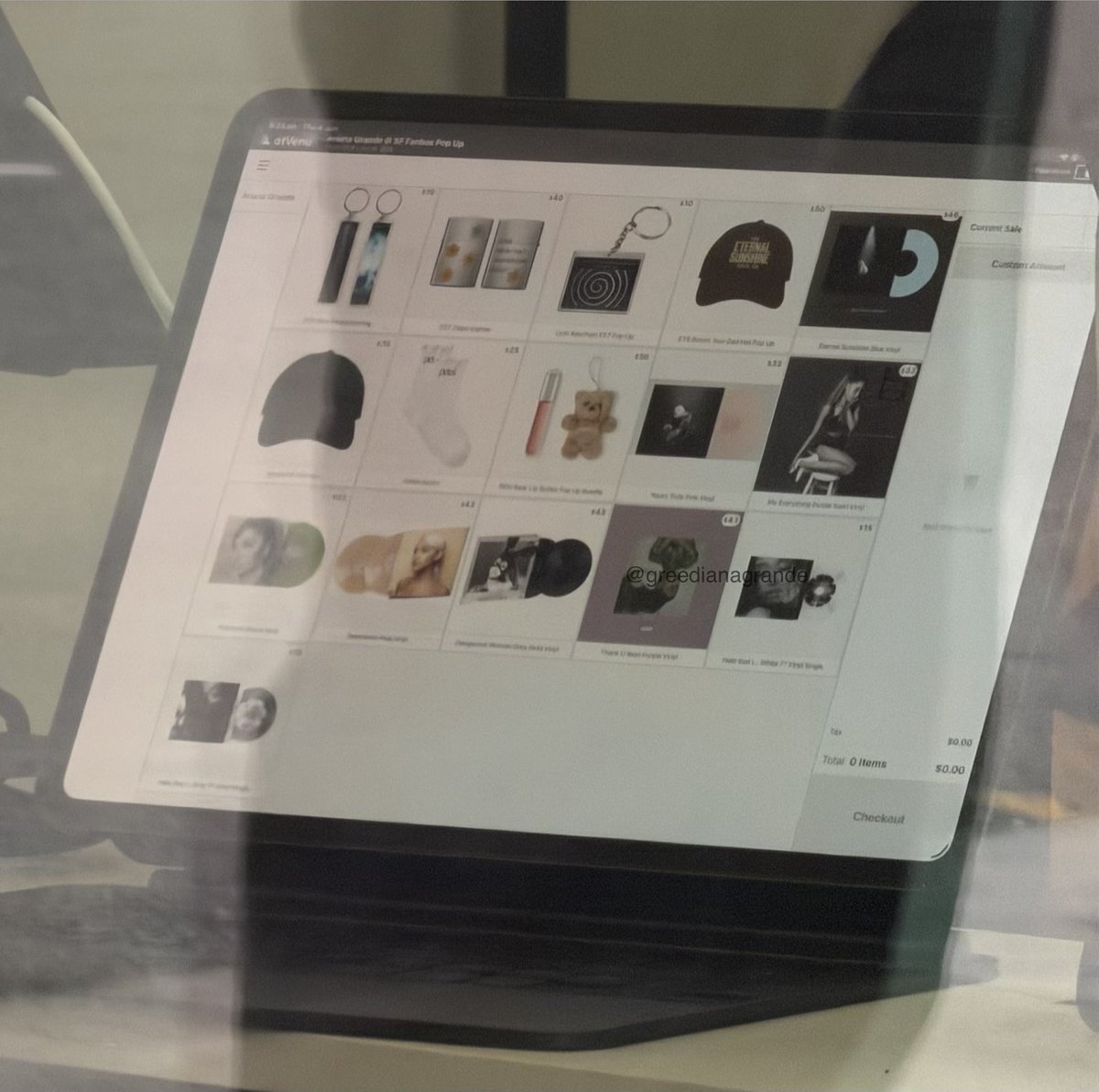 BabyDollGrande_'s tweet photo. 🚨 LA LISTE COMPLÈTE DES PRIX DU POP-UP STORE ! 🛍️ 

👕 T-Shirts : 35$ - 50$
👕 Crewnecks (Cols ronds) : 90$
👕Hoodies (Sweats à capuche) : 100$
🧤 Gants Rouges (Gloves) : 25$
👜 Tote Bag : 40$
🧢 Casquettes : 50$
🧦 Chaussettes : 25$
💄🧸 Set Gloss + Ours en peluche : 50$
🔑 Porte-clés : 10$
🪙 Briquet (Zippo) : 70$
🔲 Vinyles / CD : 15$ - 65$