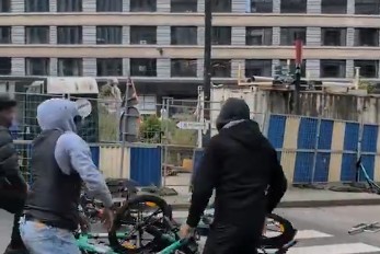 Nation_x_'s tweet photo. ► Si vous voulez pas vous contenter de subir les bandes de #racailles comme aujourd'hui à Bruxelles, rejoignez et/ou soutenez NATION !
info@nation.be
https://t.co/XsLwhuJSSV 
https://t.co/WCUFgDE1ZA https://t.co/HRZXiXWgtj