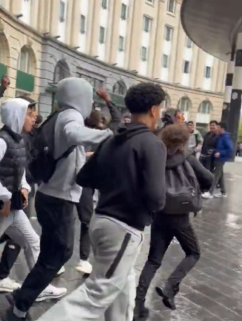 Nation_x_'s tweet photo. ► Si vous voulez pas vous contenter de subir les bandes de #racailles comme aujourd'hui à Bruxelles, rejoignez et/ou soutenez NATION !
info@nation.be
https://t.co/XsLwhuJSSV 
https://t.co/WCUFgDE1ZA https://t.co/HRZXiXWgtj