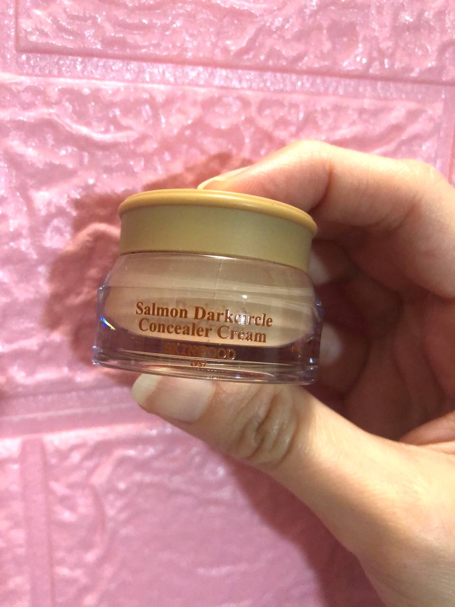 Muriomu's tweet photo. Usate questo correttore idratante e aranciato di Skinfood. 
Mimimizza l’occhiaia scura con poco prodotto e al contempo è anche un prodotto di skincare. 
Potrebbe bastarvi anche solo questo, ma se la vostra occhiaia è davvero scura aggiungete un pochino di QUESTO ⬇️⬇️⬇️ https://t.co/hGZdndk7Hq