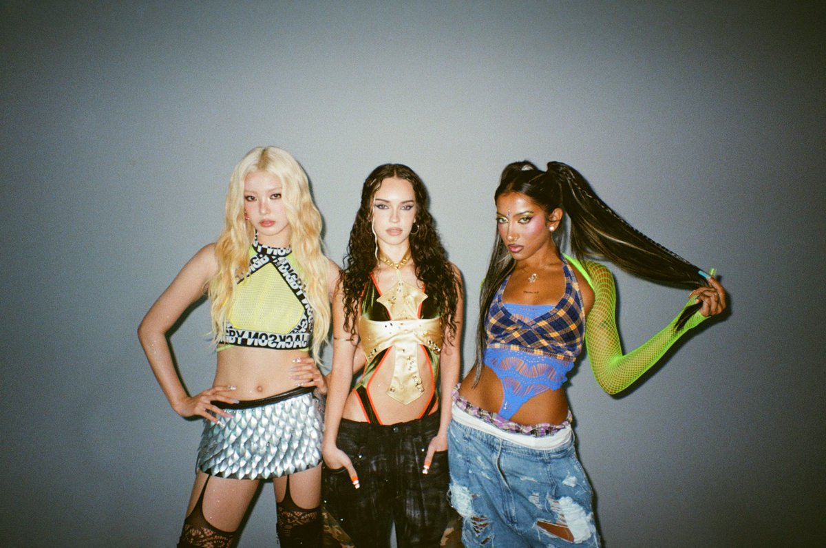 DanielaBrazil_'s tweet photo. 📸 | 01.06.26 Atualização do M2MPD no X (Twitter) com a Daniela, Lara e Yoonchae!!

#DANIELA #KATSEYE #KATSEYE_DANIELA https://t.co/gfxuMFxEtj