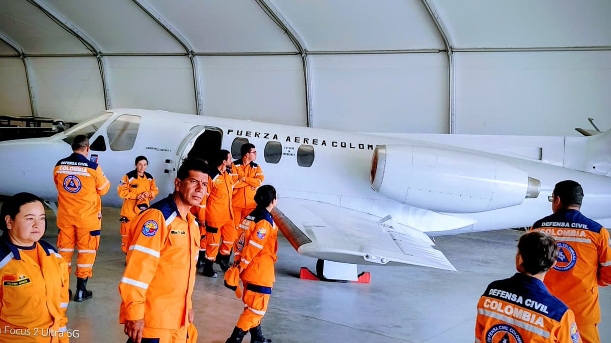 DefensaCivilCo's tweet photo. ¡Intercambio de conocimientos! 🤝✨ Voluntarios de la Seccional #Cundinamarca visitan la Escuela de Suboficiales de la Fuerza Aeroespacial Colombiana (@ESUFA_FAC). ✈️
Continuación de la alianza que inició con su visita a nuestra Escuela de Capacitación y Entrenamiento (ESCAP). 📚 https://t.co/3ksE3BVFfb