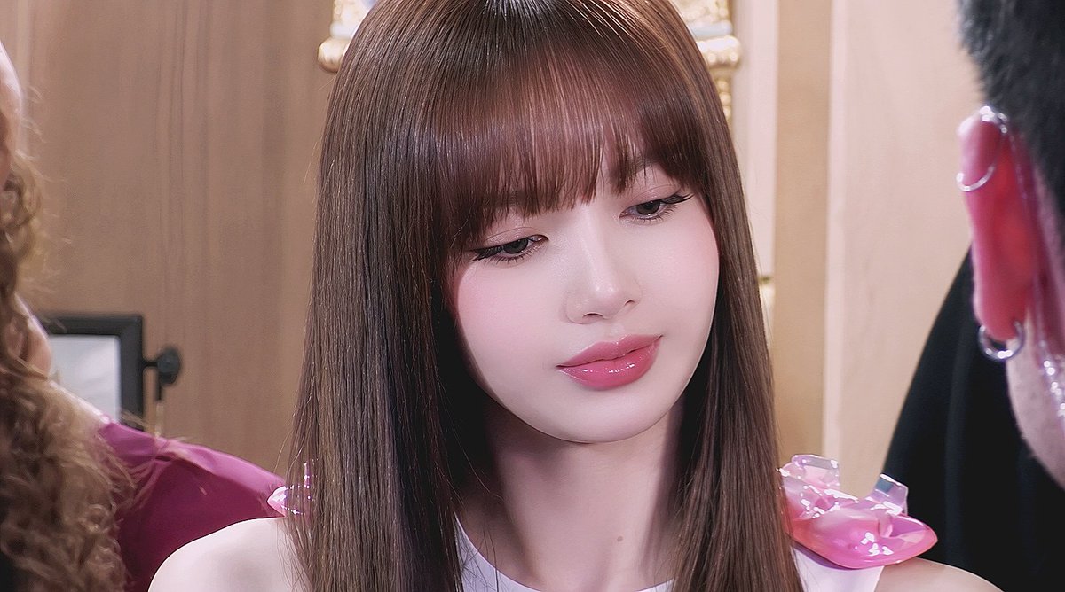 PopKmmm68917's tweet photo. #LISA https://t.co/aqrp8ebFVS