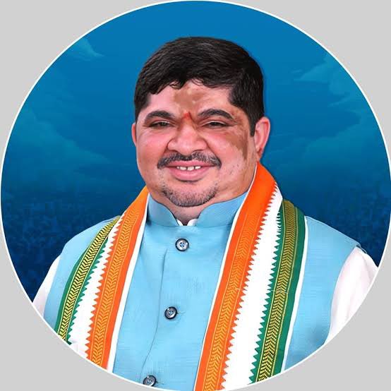 JspBVMNaresh's tweet photo. పొన్నం ప్రభాకర్! ఇన్ని రోజులు ఏ కాంగ్రెస్ నాయకుడికీ లేని నోటి దూల మీ ఒక్కరికే ఎందుకా అని ఆలోచిస్తుంటే, ఈరోజు దానికి సమాధానం దొరికింది.

ఎలాగో మీ మంత్రి పదవికి ఎసరు వచ్చిందనే ప్రచారం జరుగుతోంది. మీరు చేస్తున్న అవినీతి వ్యవహారాలపై మీ పార్టీ అధిష్టానానికి నివేదికలు వెళ్తున్నాయనే చర్చ జరుగుతోంది. అలాంటి పరిస్థితుల్లో ప్రజల్లో మీపై వ్యతిరేకత రాకుండా ఉండేందుకు, తెలంగాణ వాదం ముసుగులో దాక్కుని, పవన్ కళ్యాణ్ గారి మీద ఇష్టం వచ్చినట్లు మాట్లాడుతూ రాజకీయ మనుగడ కోసం ప్రయత్నిస్తున్నట్లు కనిపిస్తోంది.

రేపు మంత్రి పదవి పోయిన తర్వాత కూడా, "పవన్ కళ్యాణ్ గురించి మాట్లాడినందుకే నన్ను తొలగించారు" అంటూ సానుభూతి రాజకీయాలు చేయడానికి ఇప్పటి నుంచే పునాదులు వేసుకుంటున్నారా?

ఇంకా విచిత్రమైన విషయం ఏమిటంటే, రేపు మీ పదవి పోతే, "రేవంత్ రెడ్డి ప్రభుత్వం కూడా పవన్ కళ్యాణ్ గారికి, ఆంధ్రప్రదేశ్‌కు అనుకూలంగా వ్యవహరించింది" అంటూ మీ సొంత ప్రభుత్వంపైనే విమర్శలు చేయడానికి సిద్ధంగా ఉన్నారని మీ చుట్టూ ఉన్నవారే చెబుతున్నారు.

ప్రజా సమస్యలపై మాట్లాడి గుర్తింపు తెచ్చుకోవాల్సిన మంత్రి స్థాయిలో ఉండి, వ్యక్తిగత విమర్శలు, ప్రాంతీయ విద్వేషాలు రెచ్చగొట్టే ప్రయత్నాలు చేయడం దురదృష్టకరం.

మంత్రి పదవి కోసం, రాజకీయ మనుగడ కోసం ఇంతలా దిగజారిపోవాలా పొన్నం ప్రభాకర్ ?