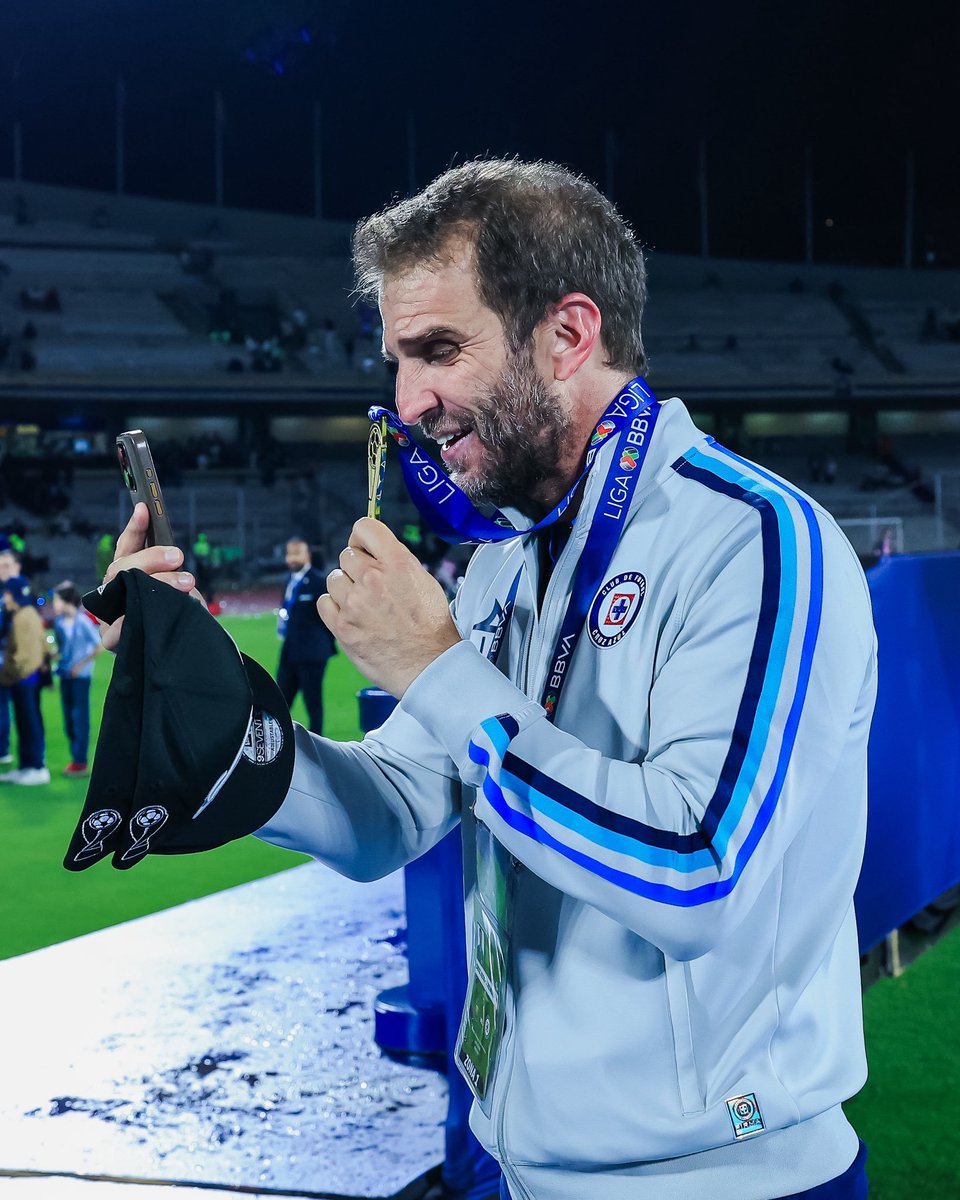 CafeAzulFC's tweet photo. #BioAzul

Iván Alonso 

Contra todo y contra todos Iván Alonso supo defender su proyecto deportivo en @CruzAzul... funcionó con la #DÉCIMA!

1 liga
2 Concas
2 años como el mejor equipo.

Y algo que habíamos perdido: Consistencia y RUMBO.

Su haters revientan, Alonso da resultados.

Viene la 11 !!