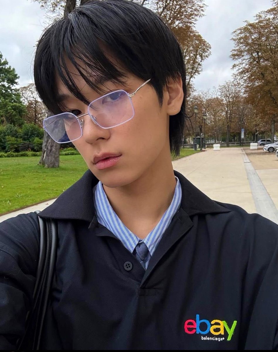 kyuluveroo's tweet photo. if you squint hard enough i have a theme going on🌼🍀

#tbsd #TheBSelcaDay #DeobiSelcaDay #더비셀카데이 #TheBShot https://t.co/C6kEMS954o