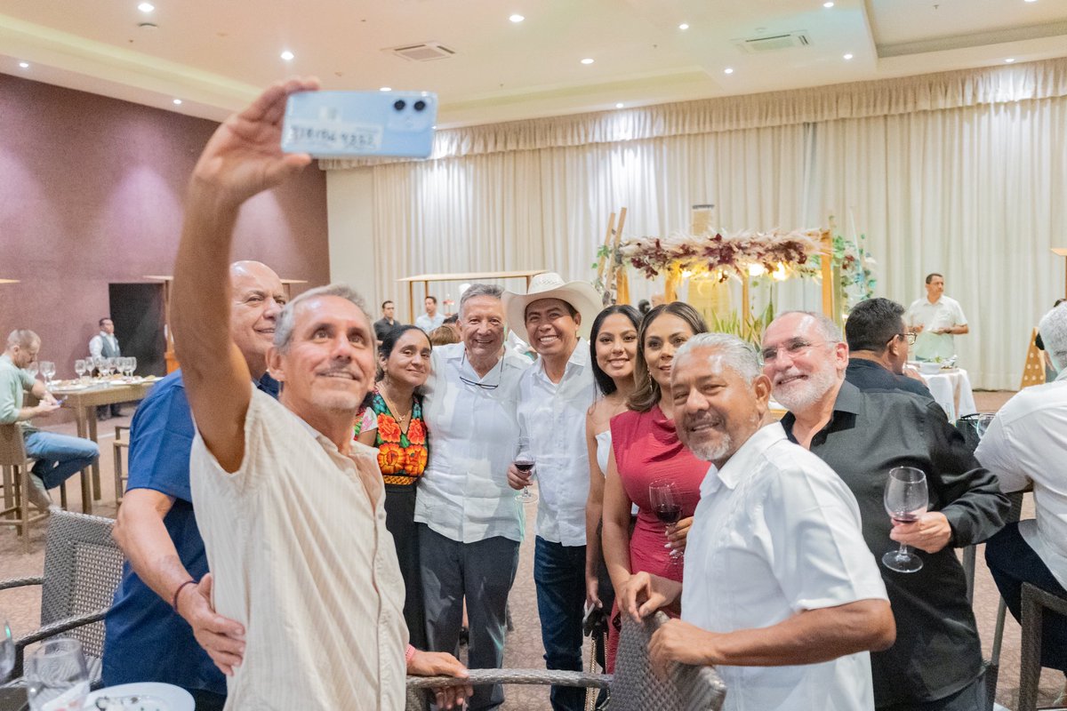 Juliocardenasor's tweet photo. Agradezco a Hotel Secrets Huatulco, a todo su equipo de trabajo y de manera especial a la Mtra. Angélica Angón por la amable invitación. Mi reconocimiento a quienes hacen posible este importante festival, https://t.co/pNpbExQhHW