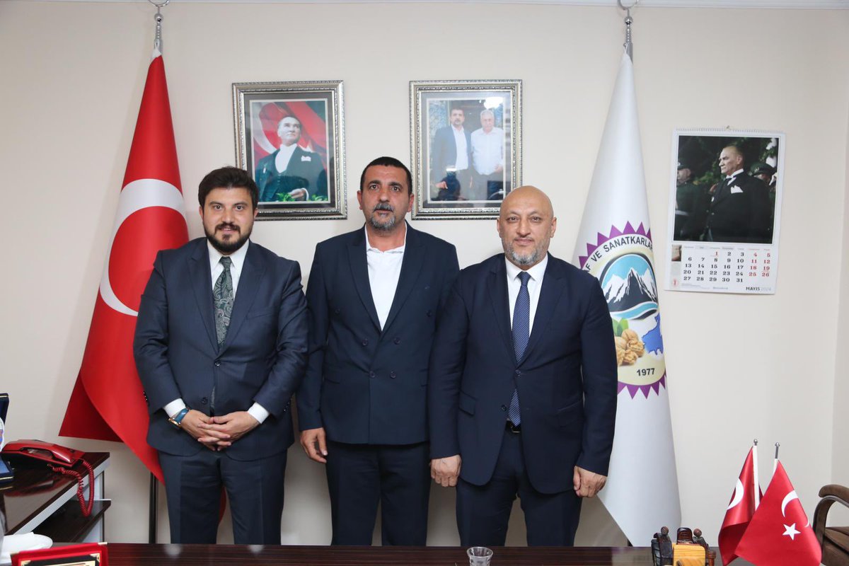AkpartiBitlis13's tweet photo. 📍Adilcevaz 

İl Başkanımız Sn.@EnginGunceoglu, İlçe Koordinatörümüz, Adilcevaz belediye başkanımız ve teşkilat mensuplarımız ile beraber, 

Adilcevaz Esnaf Sanatkarlar Odası Başkanı Sn. Kamil Kirazcı, Şoförler ve Otomobilciler Odası Başkanı Sn. Vahdettin Toğal’ı makamlarında ziyaret ederek hayırlı olsun ziyaretlerinde bulundular. 

Değerli başkanlarımıza ve yönetimlerine başarılar dileriz.
