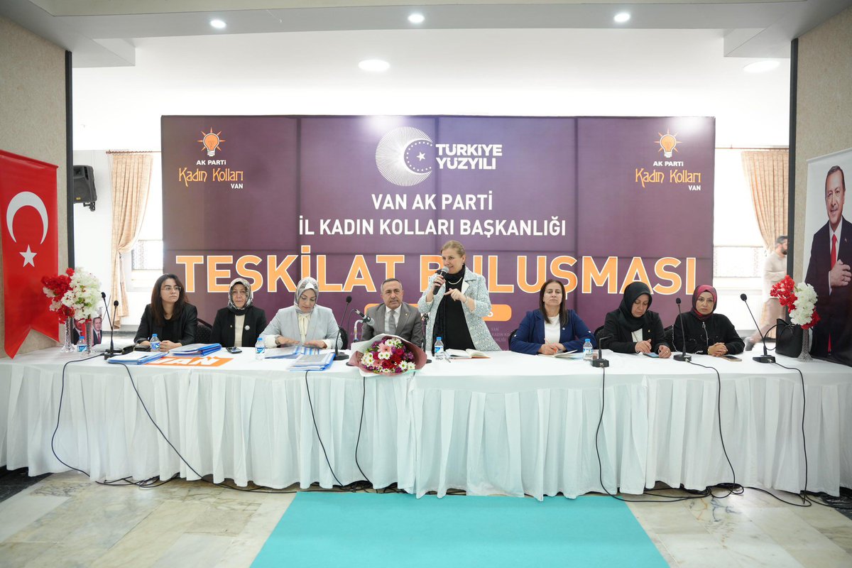 Deryailikan's tweet photo. "Türkiye Yüzyılı, kadınların emeği, gayreti ve azmiyle daha da yükselecek"

Genel Merkez Kadın Kolları Teşkilat Başkanımız Sayın
@tulaykaynarca'nın katılımlarıyla samimi ve güzel bir buluşmada bir araya geldik.

Muhabbetin ve istişarenin hâkim olduğu programı coşkuyla tamamladık. https://t.co/GJSK1yUwuS