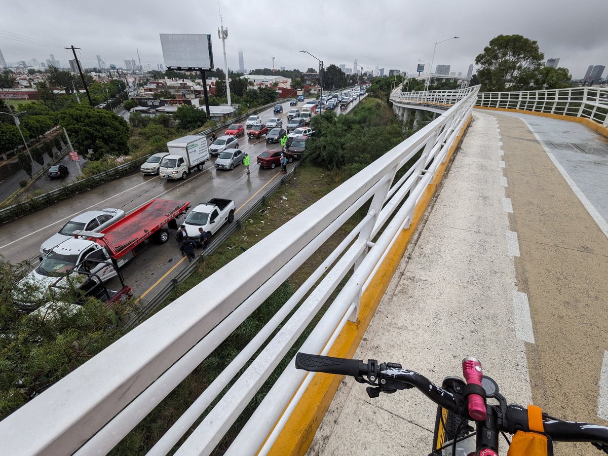 RodadasPuebla's tweet photo. Favor de eliminar la ciclovía para poner más carriles, y así eliminar el tráfico y los choques. Gracias. https://t.co/8Y29X7iEsG