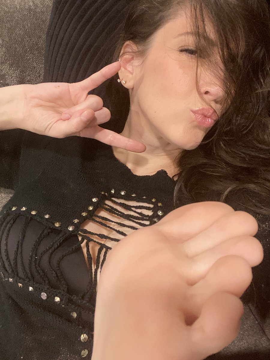 TheGypsyMinx's tweet photo. Rock out with your toes out! #footworship #cutetoes #findomgoddess https://t.co/ZObRN39s9o