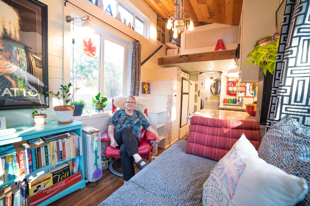 TinyHouseTalk's tweet photo. Allyson built her first house ever in her 60s — a DIY retirement tiny named 'Daisy' with aging-in-place design and a recycled-bottle tabletop, parked in the woods.

https://t.co/1mAyDbem3s

#tinyhouse #diy https://t.co/H7VOhge7n3