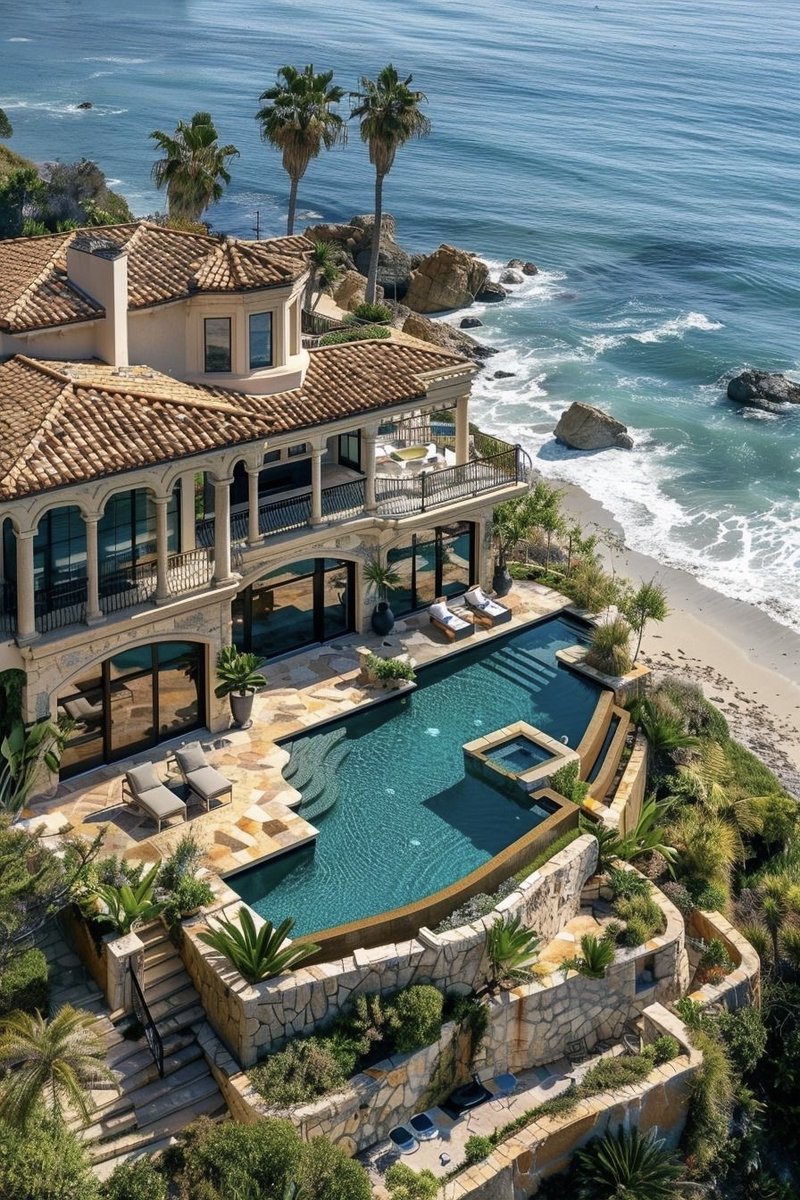Fhemiano's tweet photo. Having a pool just 10 feet from the ocean is peak rich people behavior 😂 https://t.co/EgGMotlabe