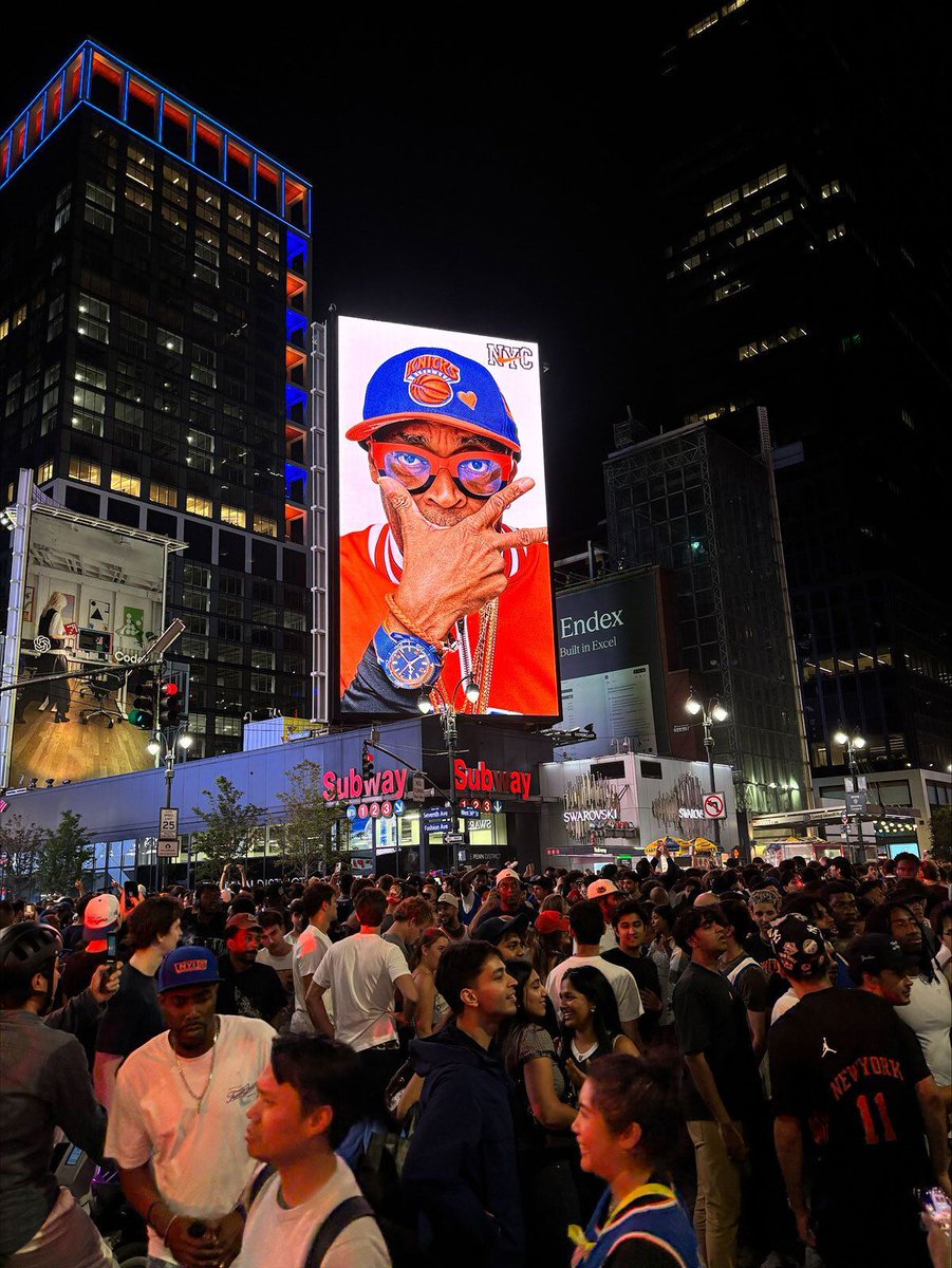 SneakerNews's tweet photo. It was ALWAYS KNICKS.

Nike NYC launches a series of portraits featuing Knicks die-hard fans of all ages. The billboard went live on 34th and 7th after the Knicks beat the Spurs in Game 1.

See all the portraits >> https://t.co/QReORy2z1G https://t.co/UqgBlUaCkq