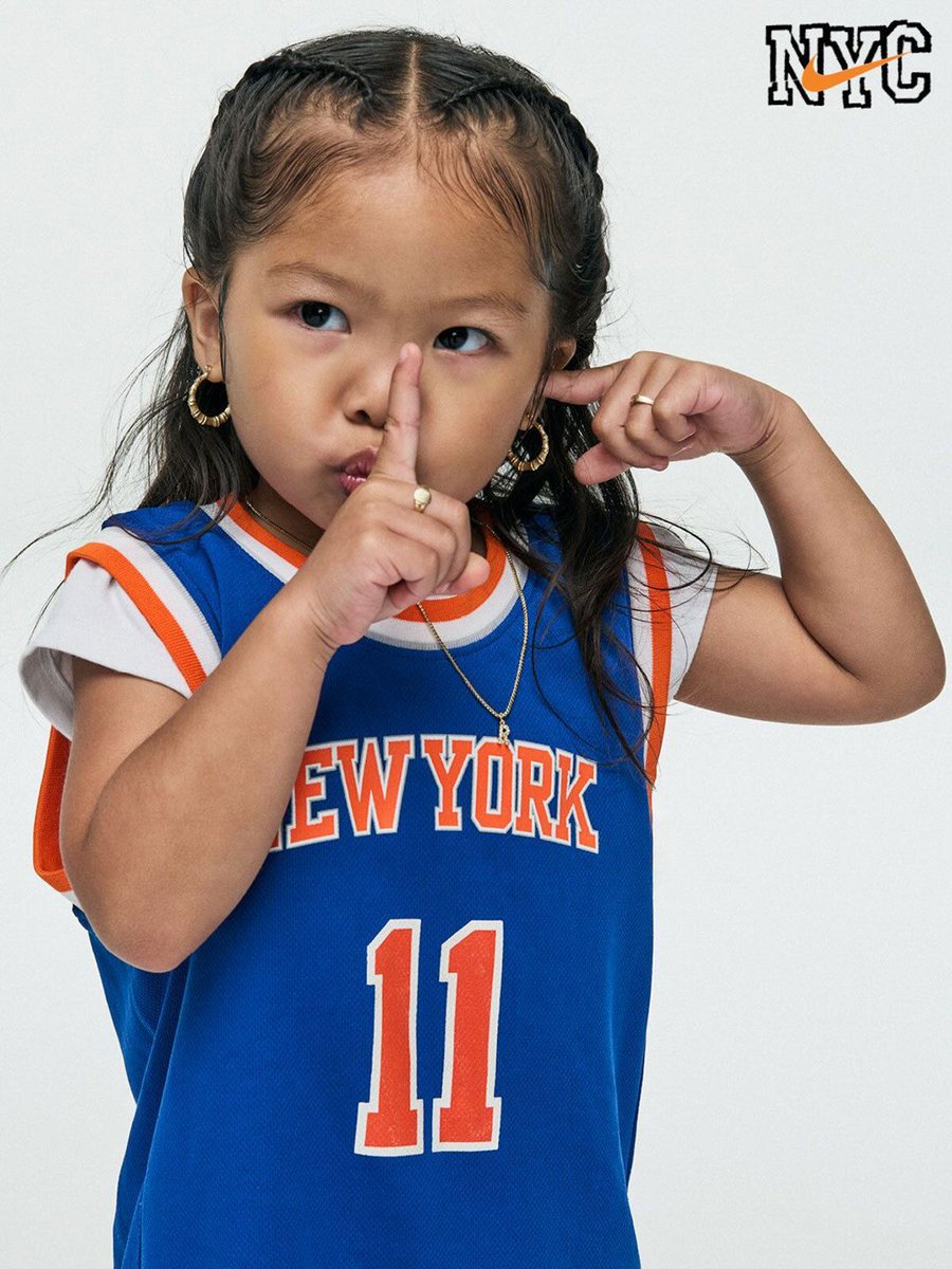 SneakerNews's tweet photo. It was ALWAYS KNICKS.

Nike NYC launches a series of portraits featuing Knicks die-hard fans of all ages. The billboard went live on 34th and 7th after the Knicks beat the Spurs in Game 1.

See all the portraits >> https://t.co/QReORy2z1G https://t.co/UqgBlUaCkq