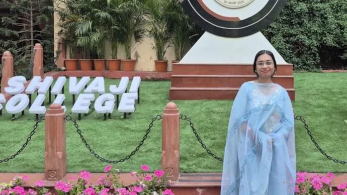 IndiaToday's tweet photo. DU professor found dead in her locked apartment, murder suspected

Read More: https://t.co/QZ7tKsckPe

#DelhiUniversity #Delhi #CrimeNews #DUProfessor | @arvindojha https://t.co/0KjFMrGMb8