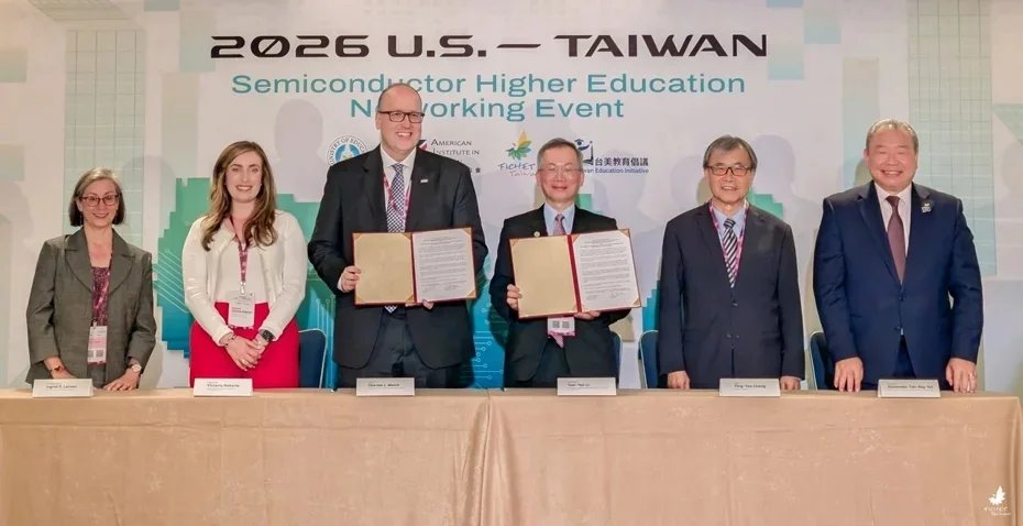 BourseAsieFR's tweet photo. 🚨La prochaine pénurie dans les semi-conducteurs : Les ingénieurs

Taïwan et les États-Unis viennent de formaliser une alliance éducative dédiée aux semi-conducteurs. 

23 universités taïwanaises et 27 universités américaines membres de l'AASCU ont signé un accord-cadre qui prévoit des formations croisées, des échanges courts, des stages industriels et des programmes conjoints dans les domaines semi-conducteurs et IA.

Ce que ça dit sur l'état réel de l'industrie : TSMC construit des fabs en Arizona. Intel investit dans ses nœuds avancés. Samsung ouvre des sites aux États-Unis. 

Chaque nouvelle fab nécessite des centaines d'ingénieurs de procédé, de techniciens de salle blanche et de spécialistes en métrologie formés spécifiquement aux semi-conducteurs. 

Ces profils prennent 4 à 6 ans à former. Les États-Unis ont un déficit structurel de ce type de talent. Taïwan a le système de formation le plus mature au monde dans ce domaine, directement connecté à l'industrie depuis les années 1980.

Cet accord est donc moins symbolique qu'il n'y paraît. Il s'agit d'exporter le modèle taïwanais de formation semi-conducteur vers les campus américains, et d'envoyer des étudiants américains se former directement dans l'écosystème de Hsinchu ou Taichung, au contact des lignes de production réelles.

Pour un investisseur, le signal de fond est le suivant : la demande de formation semi-conducteur structurée et reconnue va croître dans tous les pays qui cherchent à développer une capacité de fabrication locale. 

Taïwan se positionne comme exportateur de compétences, pas seulement de puces. C'est un avantage concurrentiel durable qui renforce la centralité de l'île dans la chaîne de valeur mondiale, indépendamment des tensions géopolitiques.