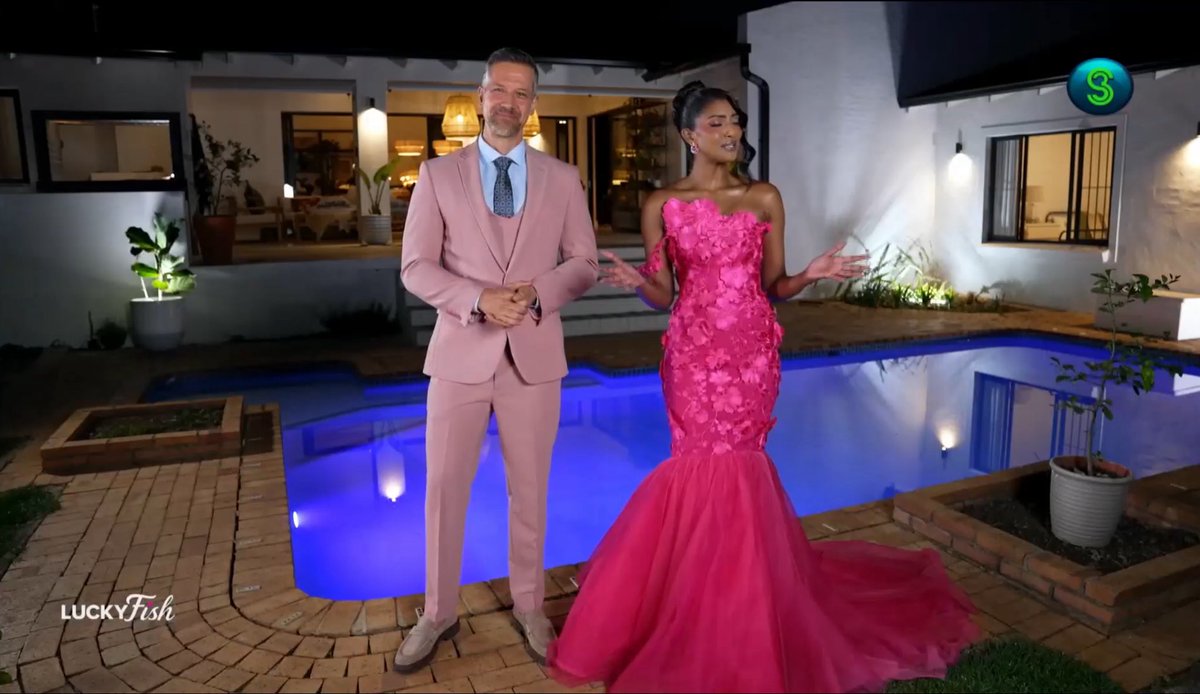 Jabu_Macdonald's tweet photo. #TopBilling

Our hosts for tonight 🤏🏽🤏🏽🤏🏽🤏🏽 https://t.co/xzErmCCGGz