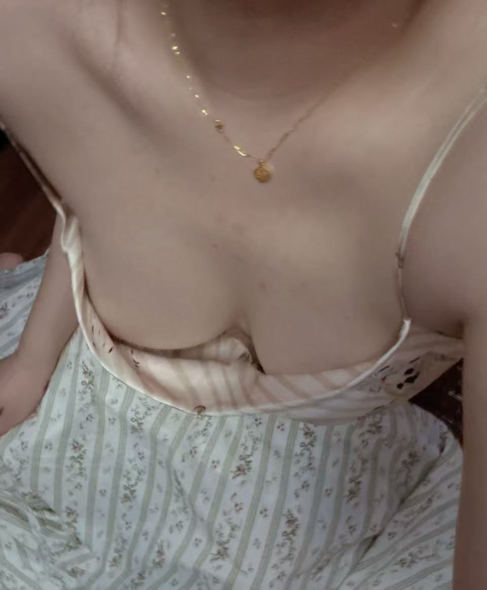 puuu_din's tweet photo. 女装的睡衣。吊带已经紧绷了。然后还能掉奶吗。 https://t.co/4PF9DWLRYa