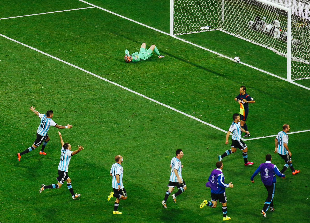 SANTOS_Magazine's tweet photo. Het WK van 2014 was het WK van de wissel (kwartfinale) en de niet-wissel (halve finale). Het toernooi van Tim Krul, Louis van Gaal en misschien ook een beetje van Frans Hoek. In ‘SANTOS #34: We worden wereldkampioen!’ lees je er alles over.

Bestel 'm nu! https://t.co/5o8CqJa9Vh https://t.co/4JRGJPK7Yj