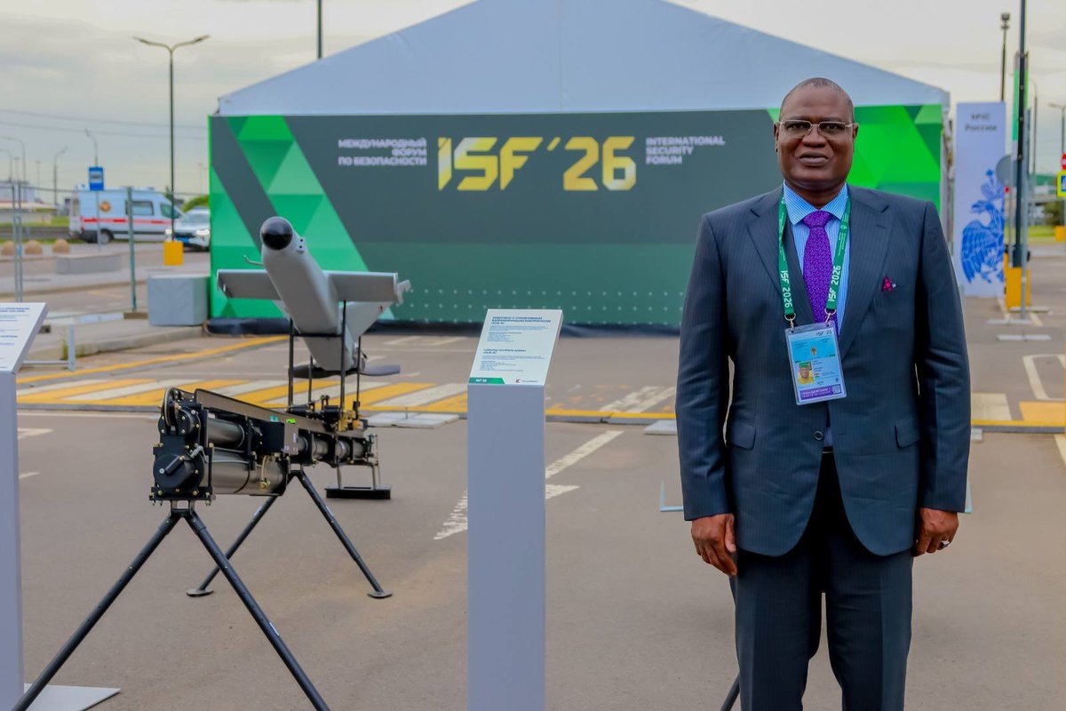 NigerAr's tweet photo. Du 26 au 29 Mai dernier, le Ministre d'État, Ministre de l'Intérieur, de la Sécurité Publique et de l'Administration du Territoire a participé à Moscou dans la Capitale Russe aux travaux du Forum International sur la Sécurité ISF 26'. En marge de forum qui a regroupé au moins 120 pays de par le monde, le Ministre d'État, Ministre de l'Intérieur, le Général de Division Mohamed TOUMBA a pris part le 28 Mai, aux travaux de la Réunion des Hauts Responsables chargés des Questions Sécuritaires.

Une rencontre placée sous le thème ''Defis et Menaces Pour la Sécurité Internationale dans le Contexte de l'émergence d'un Monde Multipolaire.

Prenant la parole à l'occasion, le Ministre d'État, Ministre de l'Intérieur,a rappelé toute l'importance d'une telle activité qui renvoie aux profondes mutations géopolitiques que connaissent nos États, particulièrement ceux du Sahel et de l'Afrique en général.

Situé au cœur de l'espace  Sahelo- Saharien, le Niger ,dira le Ministre d'État, partage une frontière longue de 5690 km avec 7pays limitrophes dont le Nigeria, le Bénin, l'Algérie et la Libye,le Tchad et enfin avec le Mali et le Burkina Faso. De part cette position géographique, le Niger fait, depuis plus d'une décennie face à des menaces multidimensionnelles dont le terrorisme, la criminalité Transnationale organisée, le trafic illicite,la déstabilisation informationnelles et l'instrumentalisation des tensions communautaires.

Parlant des atrocités que vivent le Niger et les deux autres pays de la Confédération AES, le Ministre TOUMBA a retracé un tableau sombre de la situation, car de Niamey à Ouaga en passant par Bamako, ce sont des atrocités sans commune mesure que les groupes dits Jihadistes font vivre les pauvres populations et gouvernants  qui ont juste émis un seul vœu, celui, d'une indépendance et souveraineté totales vis à vis de l'Occident ,qui, à chaque fois tente d'imposer ses lois pour maintenir l'Afrique dans la dépendance et la pauvreté.

L'utilisation des mercenaires appelés Jihadistes ou encore l'infiltration de circuits humanitaires et Associatifs pour financer leurs réseaux de malfaiteurs en vue de faire le sale boulot est devenue jusqu'à une date récente monnaie courante.

C'est pour toutes ces raisons que le Ministre d'État, Ministre de l'Intérieur, de la Sécurité Publique et de l'Administration du Territoire, le Général de Division Mohamed TOUMBA a insisté , à la tribune de cette réunion de haut niveau de Moscou, sur la nécessité de penser véritablement à cette synergie d'actions qui mettra en avant la capacité d'anticipation, de prévention, de réaction et d'actions de tous les acteurs à la dimension des nouvelles menaces sécuritaires.

Selon le Ministre d'État, réfléchir sur la sécurité renvoie  à la mise en place d'un système de sécurité commune ,qui fait participer équitablement tous les États du monde et qui prend en compte leurs préoccupations sécuritaires légitimes et raisonnables.

Aussi, a-t-il fait remarquer, la mise en place d'une architecture internationale et régionale profitable à l'AES passe , par un système de sécurité collective adapté aux réalités Socio politiques des États en crise , fondé sur des mécanismes intégrés de Démobilisation des acteurs transnationaux illégaux et de développement conjugué aux efforts militaires.

Pour finir, dira Ministre, le Niger,  solidairement avec les autres pays de l'AES, s'inscrit pleinement aux objectifs et principes des Nations-Unies, débarrassés des pratiques liées à l'unilatéralisme, à la confrontation des blocs et à l'hégémonie tout en soutenant à la fois les initiatives de la sécurité mondiale de la Russie.

Notez que ce sont plusieurs audiences et visites qui ont marqué cette visite du Ministre d'État, Ministre de l'Intérieur, de la Sécurité Publique et de l'Administration du Territoire en Fédération de Russie.