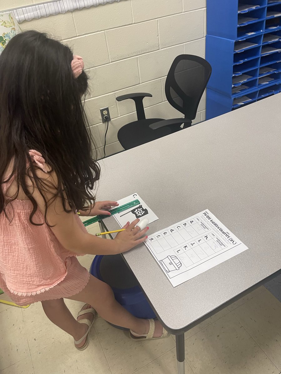 Brantsfirsties's tweet photo. Measurement around the room 📏 https://t.co/3efCrPi69L