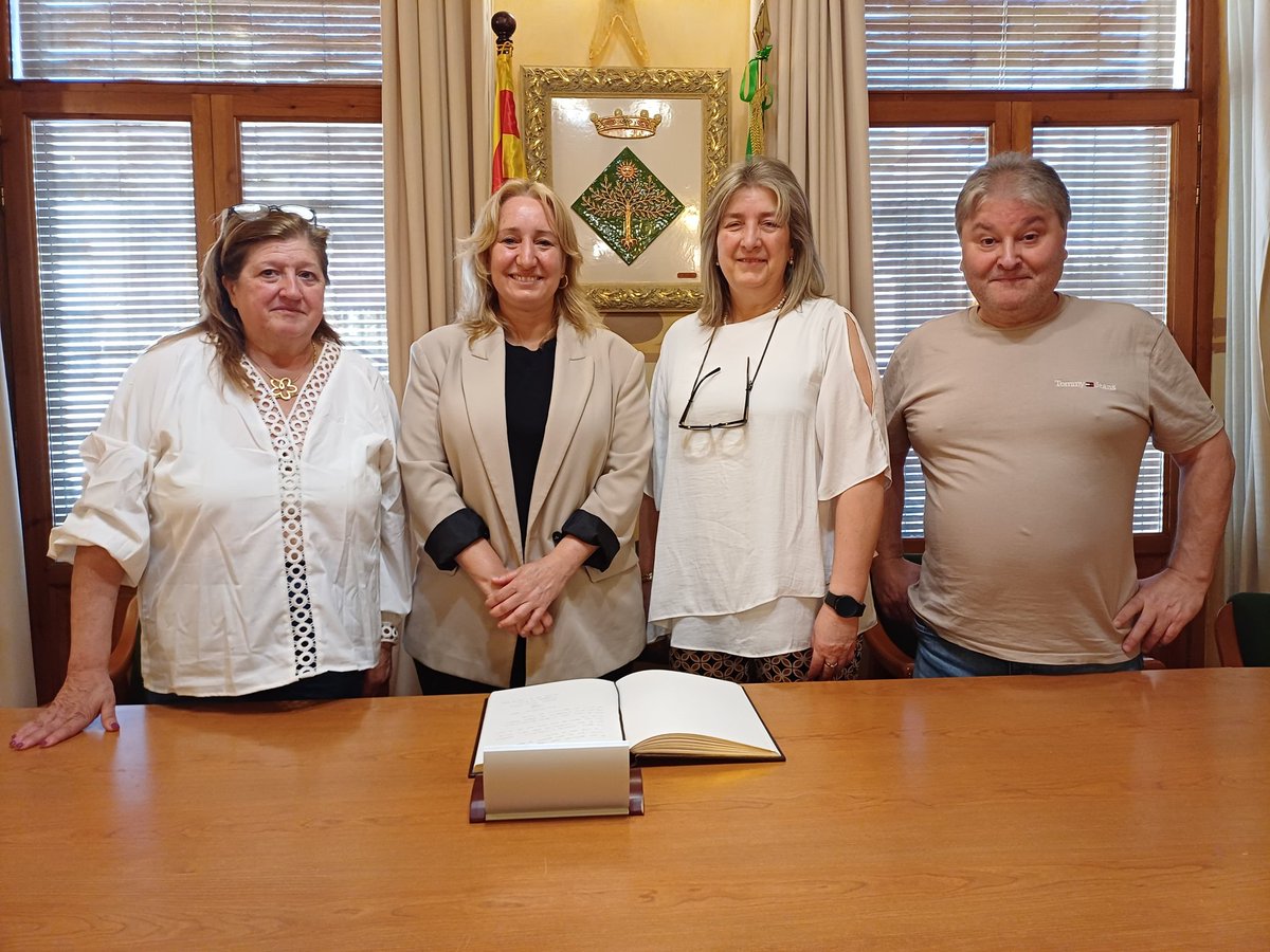 SubGobTARR's tweet photo. La subdelegada Elisabet Romero  ha visitat Solivella on s'ha reunit amb la seva alcaldessa Rosa Ma Salvado i consistori. Ha signat al lllibre d'Honor i han tractat de temes d'interès per al municipi. @AjSolivella @carlosprietogo @DelegGobCAT https://t.co/ApN56IECz1