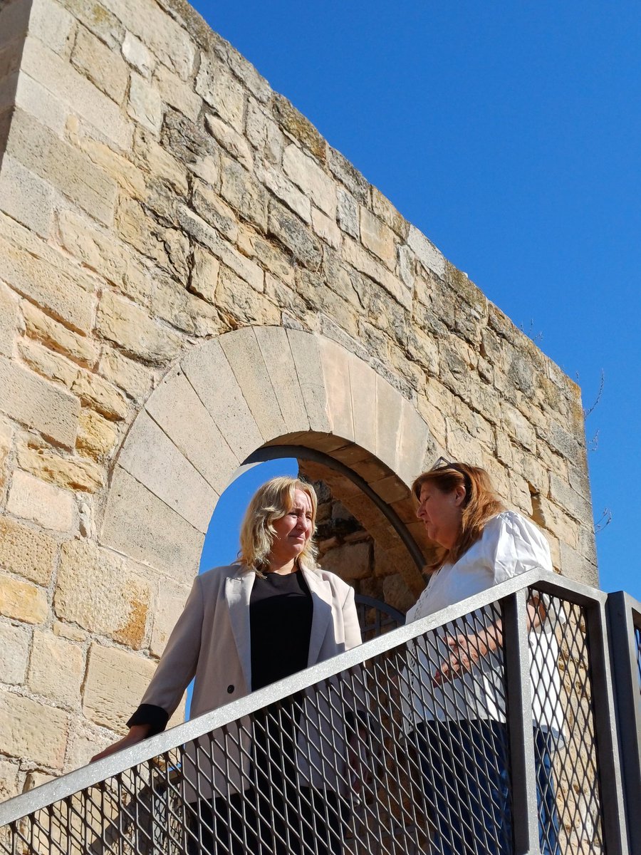 SubGobTARR's tweet photo. La subdelegada Elisabet Romero  ha visitat Solivella on s'ha reunit amb la seva alcaldessa Rosa Ma Salvado i consistori. Ha signat al lllibre d'Honor i han tractat de temes d'interès per al municipi. @AjSolivella @carlosprietogo @DelegGobCAT https://t.co/ApN56IECz1