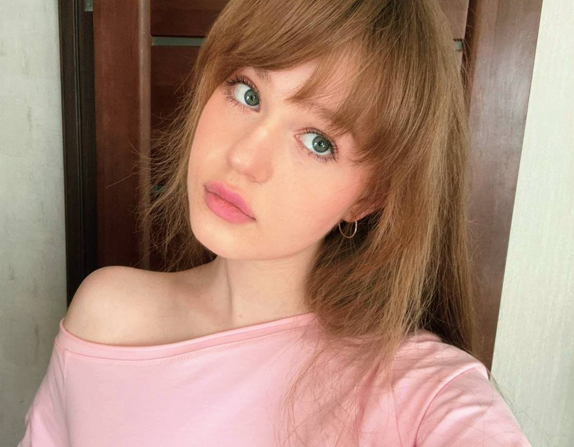 carmelattaa's tweet photo. i gained a lot of weight and i hate myself for it but!! today im genuinely happy to see myself in the mirror and i really like how pink looks on me https://t.co/tEOoRNd1ou