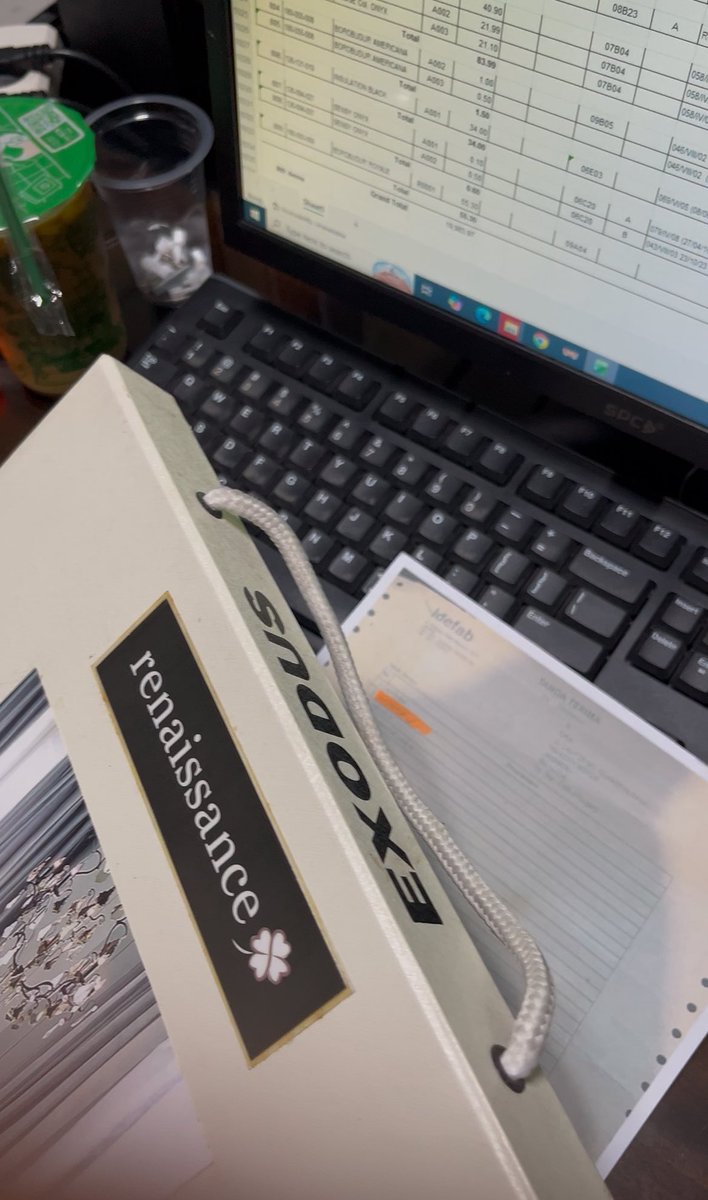nunamonggu's tweet photo. Besok gua kerja tapi pikiran gua tetep ke exo, kira-kira bisa gak ya ketemu mereka yg udah gua suka dari 10 thn lalu itu. Even gua kerja hari ini dengan tanpa sengaja nama book curtain nya EXODUS😭 https://t.co/nFauCWqJjK