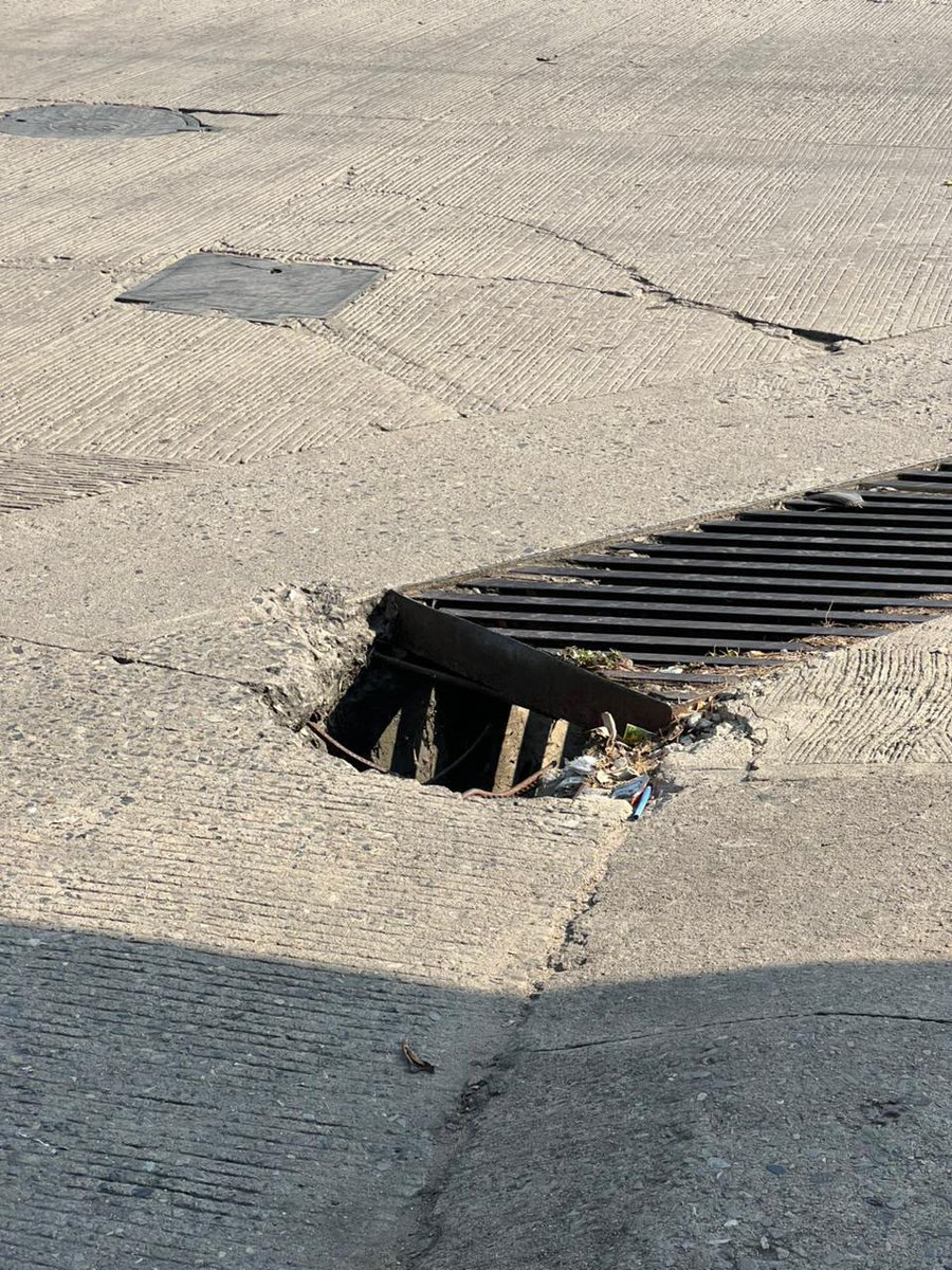 XEVATabasco's tweet photo. 🗣️ #DenunciaVA | El ciudadano José Flores reporta nuevamente la presencia de 🕳️ huecos en Valle Alegre esquina con Valle Real, en #Pomoca, los cuales tienen más de 3 años sin ser atendidos ⏳, a pesar de múltiples reportes ante las autoridades.
Señala que esta situación ha provocado ⚠️ diversos #accidentes y representa un riesgo constante para #vecinos y automovilistas 🚗, por lo que solicita una 🛠️ intervención urgente antes de que ocurra una afectación mayor.
#XEVA #Noticias #Tabasco #Radio
