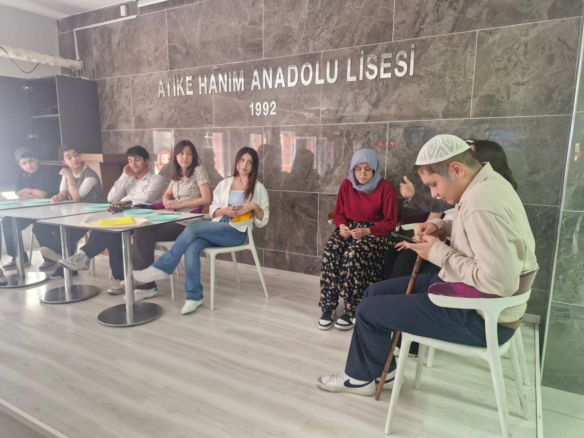 AtikeHanimAL's tweet photo. 🎭 Okulumuz tiyatro topluluğu öğrencileri, öğretmenleri Fatih Eren Şaşmaz rehberliğinde hazırladıkları “Fiber Kablolu Gaz Lambası” adlı oyunla sahnedeydi.

#DilimizinZenginlikleri #HicvedenTiyatro

@sakaryamem
@coskunbakirtas
@Hendekmem
@Muratekiciolu1 https://t.co/WCMdgn3aAn