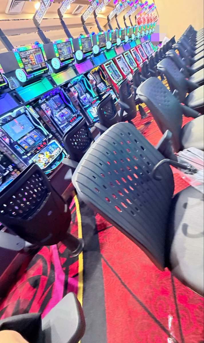 domisoEX's tweet photo. フォルダに知らぬ間にあった。
この無駄に良いアングルの写真なに

勝手に誰かが撮ったんか？と思ったけど左下私の腕だし私が撮ったっぽくてほんとに謎

閉店間際 https://t.co/ecqut5Bahd