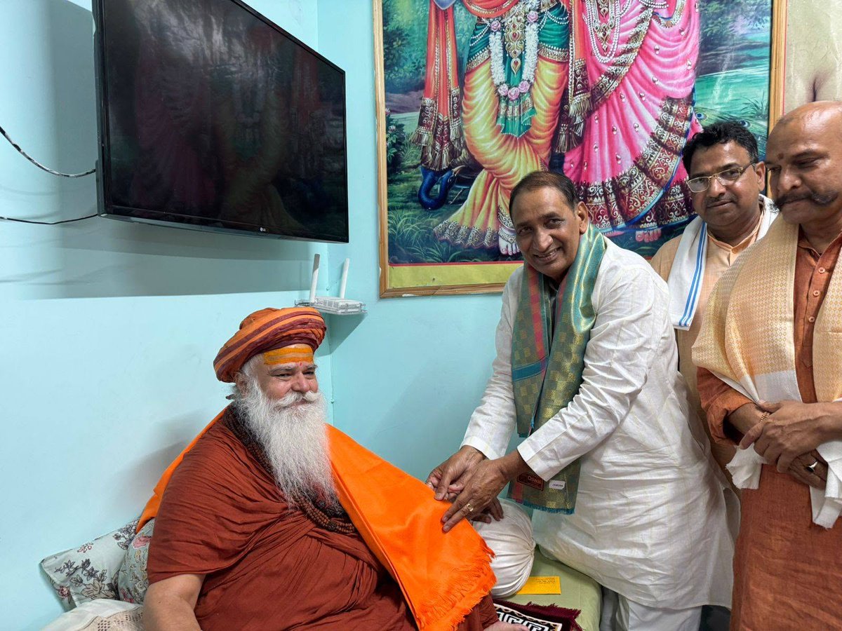 tejpalnagarMLA's tweet photo. परम पूज्य स्वामी कार्ष्णि श्री विश्वचैतन्य जी महाराज जी के श्रीचरणों में सादर प्रणाम।

आज दिल्ली पुलिस सोसाइटी, सेक्टर पाई-1, ग्रेटर नोएडा में आयोजित श्रीमद्भागवत कथा महोत्सव के पावन अवसर पर पूज्य महाराज श्री का आशीर्वाद एवं सान्निध्य प्राप्त करने का सौभाग्य मिला। उनके दिव्य वचनों एवं आध्यात्मिक मार्गदर्शन से जीवन में धर्म, सेवा और सदाचार के मार्ग पर चलने की प्रेरणा मिली। ईश्वर से प्रार्थना है कि पूज्य महाराज जी का आशीर्वाद हम सभी पर सदैव बना रहे तथा यह पावन श्रीमद्भागवत कथा समस्त श्रद्धालुओं के जीवन में सुख, शांति एवं आध्यात्मिक उन्नति का संचार करे। #MLADadri