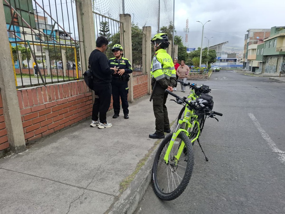 PrinVerdeOlivaP's tweet photo. En #Pasto en el "Día Mundial de la Bicicleta" su Policía de Turismo invita a propios y visitantes a disfrutar de este medio de transporte que promueve la salud, el turismo sostenible y el cuidado del ambiente y los recursos naturales
@proteccionponal 💚💙🇱🇹 https://t.co/njqVCLiiWu
