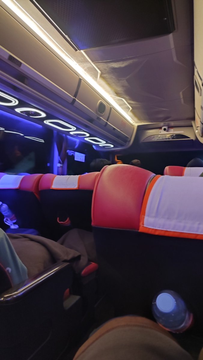 rnjey0's tweet photo. Bus yg menurutku paling oke yg pernah aku naikin. Tentu Rosalia Indah. Selalu jadi alternatif kalo tiket kereta cm sisa argo. Dapet makan, minum, legrest sejajar, bantal, selimut. https://t.co/DgWrqGUbmo