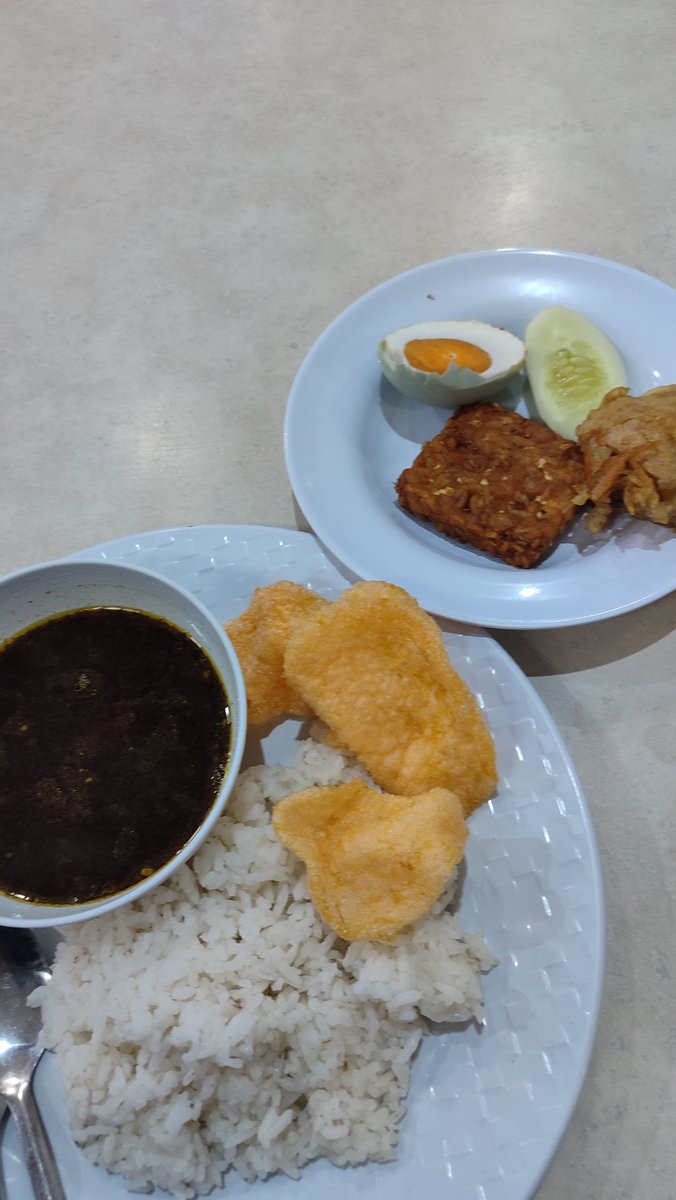 rnjey0's tweet photo. Bus yg menurutku paling oke yg pernah aku naikin. Tentu Rosalia Indah. Selalu jadi alternatif kalo tiket kereta cm sisa argo. Dapet makan, minum, legrest sejajar, bantal, selimut. https://t.co/DgWrqGUbmo