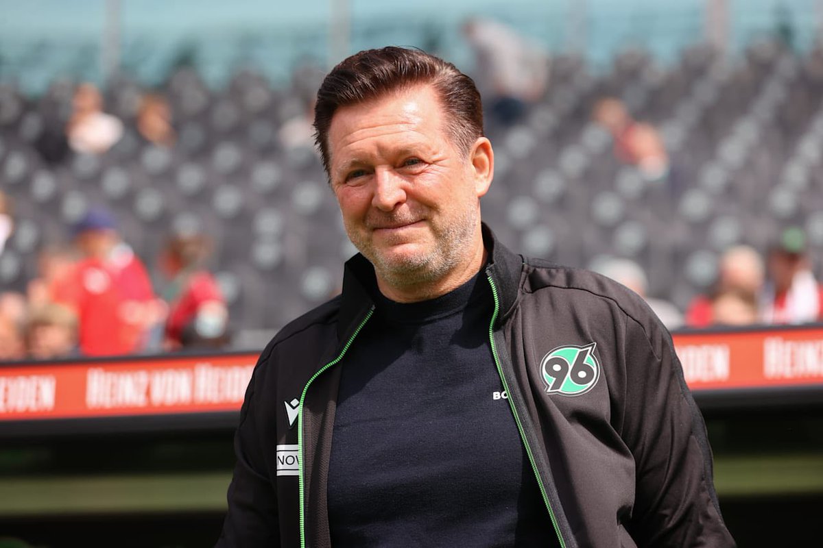 96impulse's tweet photo. Titz hinterfragte nach der Saison die Loyalität innerhalb der Mannschaft und Staff. Die Konsequenz: Barlemann verlässt das Team und wird Chef der U23. Der Vertrag mit Sürme wird verlängert. Schulz geht leer aus, intern wird eine Co-Position bei den Profis diskutiert.

[BILD] #H96 https://t.co/5u1X1j4snC