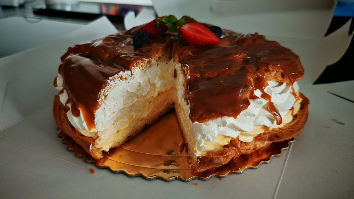AlesCule's tweet photo. Veterník obrovský. V pozadí fľaša vína na mierku. 🥮 https://t.co/LkZwopTrSH
