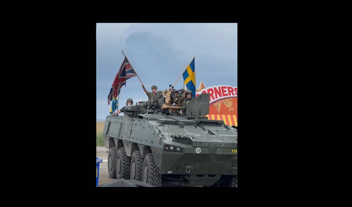 journal_metal's tweet photo. Bruce Dickinson se pasea por Sweden Rock 2026 en un carro de combate portando las banderas británica y sueca

"Iron Maiden actúa esta noche en Sweden Rock 2026 como uno de sus cabezas de cartel. Y la llegada del frontman Bruce Dickinson no ha pasado..."

https://t.co/u1rFuo9iMq https://t.co/Vzfq0hBKKk