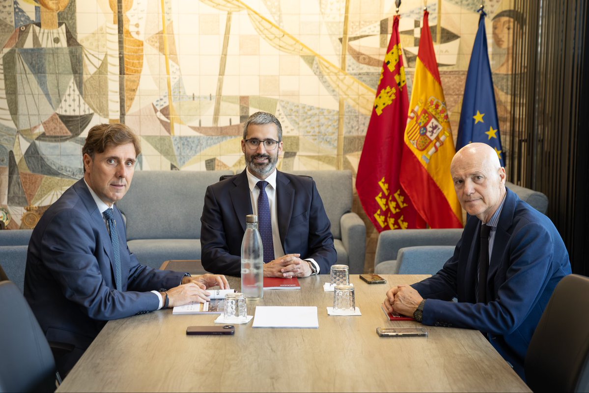 Lucassayala's tweet photo. Hoy he recibido la Memoria Judicial 2025 de manos del presidente del TSJ.

Este año, la Región será la comunidad autónoma que más se beneficiará, en términos porcentuales, del aumento de plazas judiciales.

Seguimos impulsando una justicia más ágil, eficiente y de mayor calidad. https://t.co/Vl7f7is5CA