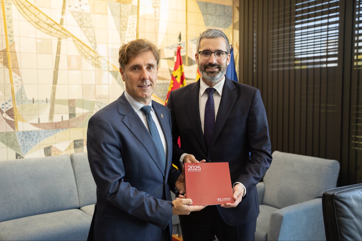 Lucassayala's tweet photo. Hoy he recibido la Memoria Judicial 2025 de manos del presidente del TSJ.

Este año, la Región será la comunidad autónoma que más se beneficiará, en términos porcentuales, del aumento de plazas judiciales.

Seguimos impulsando una justicia más ágil, eficiente y de mayor calidad. https://t.co/Vl7f7is5CA