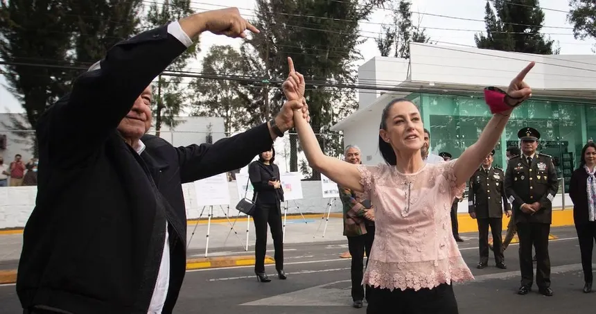 GuacamayanLeaks's tweet photo. Todos los chayoteros, paleros, vividores, trepadores y malandrines de @PartidoMorenaMx están extasiados con la carta de #AMLOLíderMundial.

No se dan cuenta de que, con ella, el propio expresidente le está restando legitimidad y credibilidad a @Claudiashein.

En su texto queda clarísimo que la narrativa que Sheinbaum ha repetido estos días no es suya… es de él.