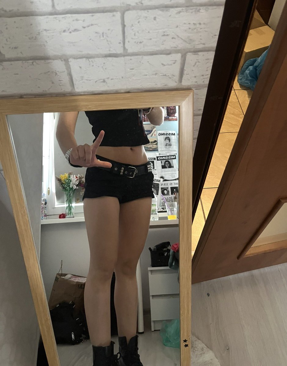 emillyamane's tweet photo. dzisiaj boże ciało frajerze. Właśnie na nie patrzysz dlatego szykuj swój portfel na solidne dojenie. 🐶💸💸💸 #findom #femdom #blik #stopy #feet #skarpetki #buty #paypig https://t.co/8r8Z13zY3d
