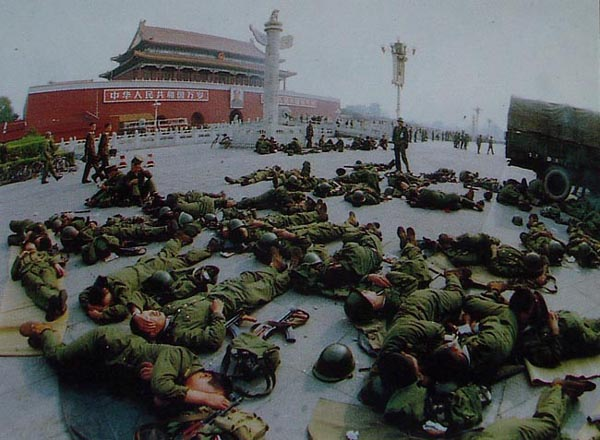 AnaliseGeopol's tweet photo. 🇨🇳 Há 37 anos, em 4 de junho de 1989, "manifestantes" equipados com armas de fogo e coquetéis molotov tentaram dar um golpe de Estado na China em coordenação com a CIA, no evento que ficou conhecido no Ocidente como Massacre da Praça da Paz Celestial (Tiananmen Square).

A maioria dos manifestantes eram estudantes que defendiam a restauração do capitalismo liberal na China. Eles se concentraram na Praça da Paz Celestial em Pequim, inicialmente para protestar pacificamente contra o governo chinês. No decorrer das manifestações, grupos começaram a se armar, principalmente com coquetéis molotov e armas de fogo antiquadas. No dia 4 de junho de 1989, quando o Exército de Libertação Popular estava na praça para dispersar os manifestantes, violentos ataques contra a polícia e soldados do exército foram lançados pelos grupos armados que estavam no meio dos manifestantes.

Soldados e policiais foram mortos, veículos incendiados com pessoas dentro, barricadas erguidas e armas do exército tomadas pelos "manifestantes" após o assassinato de soldados. Dessa forma, o Exército de Libertação Popular da China foi ordenado a abrir fogo para neutralizar os grupos armados, resultando na morte de diversos insurgentes que tentavam dar um golpe de Estado. Não há um número exato de vítimas fatais desse episódio, mas algumas fontes chinesas apontam que mais soldados e policiais foram mortos do que manifestantes em si.

A CIA participou ativamente fomentando as manifestações, financiando líderes e fornecendo insumos e instruções para a confecção de armamentos como coquetéis molotov e entregando supostamente as primeiras armas que foram usadas para o ataque inicial contra as autoridades chinesas.

O episódio do "Massacre" da Praça da Paz Celestial pode ser considerado como uma das primeiras experiências de revolução colorida feitas pelos EUA, que mais tarde se tornaram comuns como na Primavera Árabe e Euromaidan na Ucrânia, seguindo a mesma receita de patrocinar jovens que clamam por mais "liberdade e democracia", financiando e impulsionando as manifestações, depois viabilizando meios de revolta e até armando os manifestantes para escalar a situação, até culminar em um golpe de Estado que instale um novo governo pró-EUA.

O que a mídia ocidental trata como "massacre", foi, na verdade, uma tentativa de golpe de Estado patrocinada pela CIA. O governo da China conseguiu frustrar a tentativa de golpe, tomando medidas duras que eliminaram os grupos insurgentes, culminando no fim das manifestações logo em seguida.

Caso o golpe tivesse sido bem-sucedido, a China, como grande superpotência mundial de 2026, sequer existiria, pois um governo neoliberal pró-EUA seria instalado no país. No fim, os protestos "pró-democracia" nada mais eram do que estudantes usados como massa de manobra em defesa dos interesses dos EUA em acabar com o governo socialista da China, tentando transformar o país em uma democracia liberal pró-EUA.