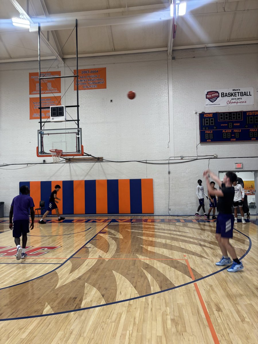 BEASTMBB's tweet photo. Morning shootaround @LangstonLionMBB before camp kicks off this evening. Thank you for having us! 

@SamKohnke 
@CoachJWarren1 https://t.co/y84vltEBQR