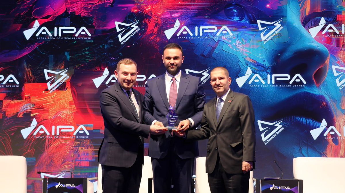CanerColak_'s tweet photo. AI Tomorrow Summit 2026 kapsamında, “Yapay Zeka Çağında İş Dünyası: Yeni Oyun Kuralları, Yeni Fırsatlar” panelinde @deikiletisim adına açılış konuşmasını gerçekleştirdim.

Yapay zekâ artık yalnızca bir teknoloji gündemi değil; rekabet gücü, büyüme ve ekonomik dönüşümün belirleyici unsuru. Bu yeni dönemde başarı; teknolojiye yatırım yapmanın yanı sıra yetenek geliştirmekten, güçlü uluslararası iş birlikleri kurmaktan ve ekonomik diplomasiyi etkin kullanmaktan geçiyor.

Türk özel sektörü bu dönüşümü yalnızca takip eden değil, yön veren aktörlerden biri olmalıdır.

#AITomorrowSummit2026 #AI #BusinessDiplomacy