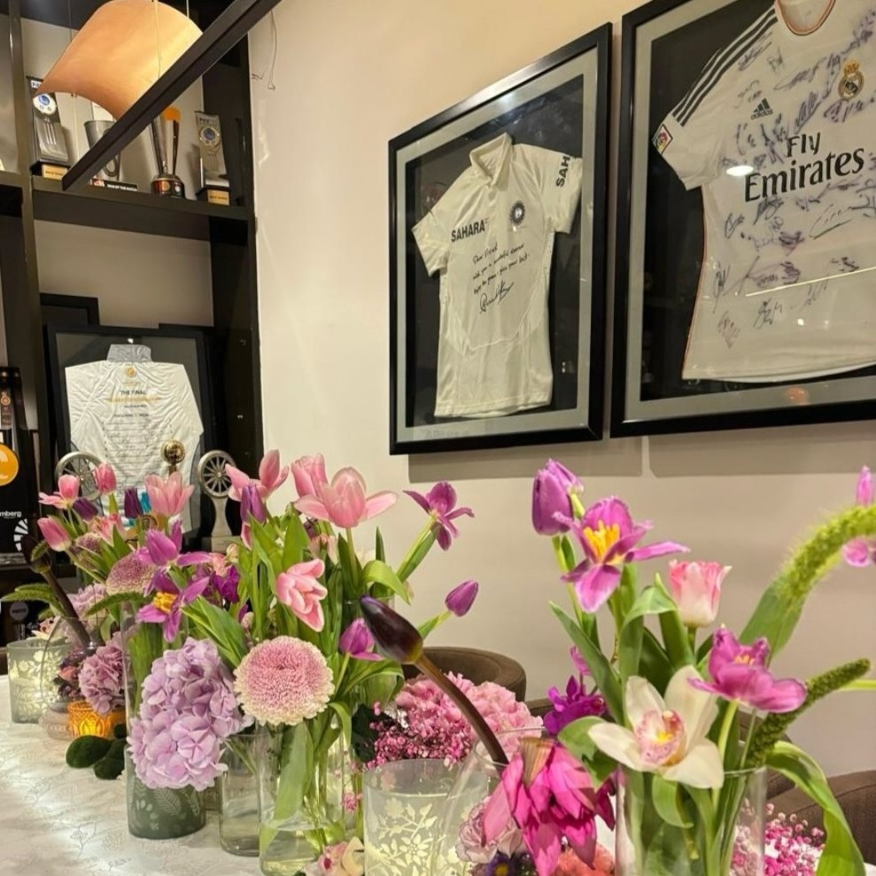 matargashtiiii_'s tweet photo. inside virat's home💌 (look at those signed jerseys by tendulkar and the entire team) https://t.co/6yqjg4lIDb